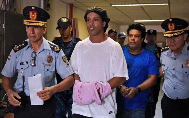 Ronaldinho bị bắt vì tội gì? Lý do huyền thoại bóng đá vướng vào rắc rối pháp lý