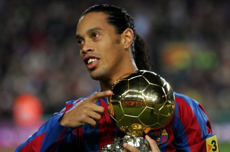 Ronaldinho khi giành về giải thưởng danh giá trong sự nghiệp của mình