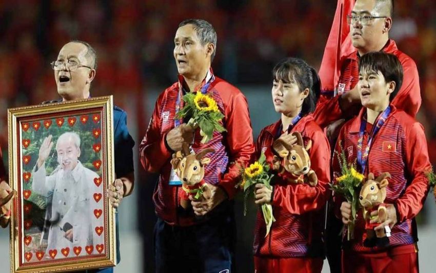 HLV Mai Đức Chung cùng đội tuyển nữ Việt Nam nhận giải